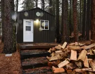 Cozy Cabin with wrap around porch. Walking distance to Chalet View Lodge.