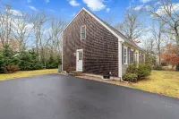 The Driftwood Home, 5 min from Mashpee Commons, AC Отели рядом с достопримечательностью «Bristol Beach»