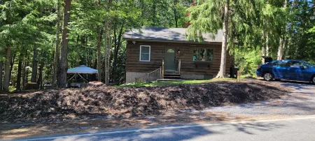 PET FRIENDLY -LOCATED BETWEEN LAKE PLACID AND SARANAC LAKE WITH PONTOON RENTALS