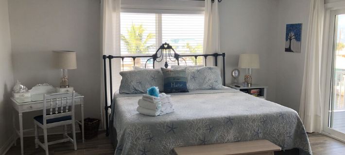 Happy Place Key Largo - Waterfront Vintage Coastal Cottage Hotels in Key Largo