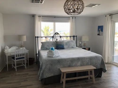 Happy Place Key Largo - Waterfront Vintage Coastal Cottage - 2-Star