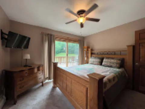 Warm Secluded Adirondack Chalet with Game Room and Bar/Lounge Hôtels à : Warrensburg