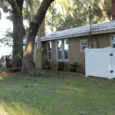 Bring your Boat to our River House and enjoy the beautiful St Johns River.