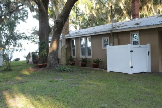Bring your Boat to our River House and enjoy the beautiful St Johns River.