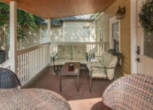 Gorgeous interior, walk to downtown, amazingly renovated historic 1901 house!