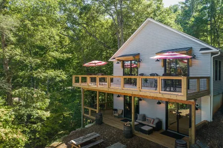 Last Minute Fall Deals Mtn. Views from Deck & Private Dock, Cozy Firepit, & Cove