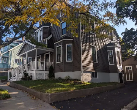 Stylish Boston-Area Duplex - Free Parking, Yard, Comfortable Stay Hoteles en Everett