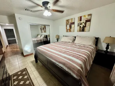 PRIVATE DUPLEX #2 KING BED/Houston/Pasadena/ Hobby/Clear Lake/Galveston/ Hotels near William P. Hobby Airport