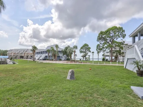 Waterfront on Ochlockonee Bay-Renovated condo & sparking pool