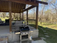 Tranquil Riverside Retreat: 10 Minutes from Downtown Huntsville Hotel a Madison County