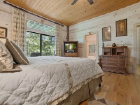 Rustic mountain cabin. Pet-friendly, 3 story, 4 bedrooms, hot tub & kids' zone ⛰ Hotels in Highlands