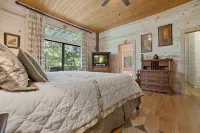 Rustic mountain cabin. Pet-friendly, 3 story, 4 bedrooms, hot tub & kids' zone ⛰