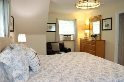 Spacious 5 BR 2 bath home on 1+ acre in Bar Harbor Hotels near Mt Desert Island