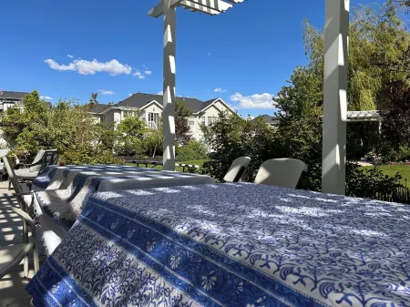 Newly Finished Walk-out basement in the perfect location! Отели рядом с достопримечательностью «Парк Стейджкоч Кроссинг Смол»