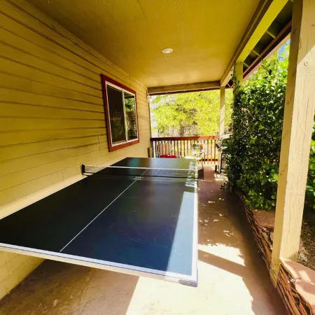 Mountain View Retreat Close to Downtown Flagstaff, Big Deck, Trails Nearby!