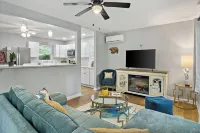 Newly renovated cozy cottage in Black Mountain