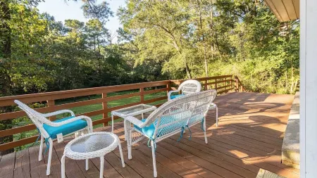 3 BR Nature Escape w/ Large Yard + Home Office Отели рядом с достопримечательностью «Монтгомери Музеум оф Файн Артс»