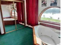 Riverfront Cabin w/ Jacuzzi View Jesse James Home Museum 주변 호텔