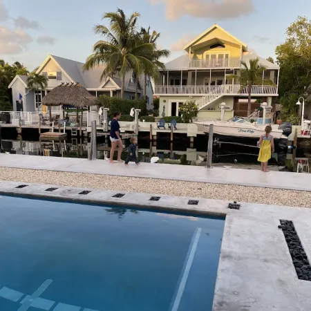 Islamorada Oasis, Luxurious 4 Bedroom 3 Bath Home. Heated Pool! Boat Lift Option