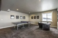 Luxury Lakeview Cabin w/Hot Tub, Pool, Sports Courts, Pickleball, Private Beach!