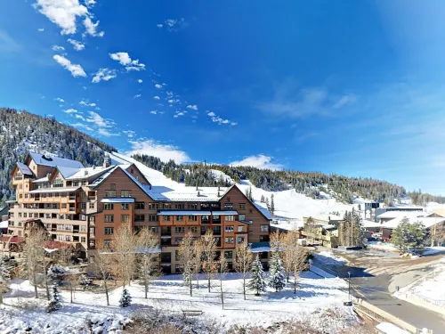 Huge Penthouse w/Great Views Large Deck With Heated Parking