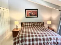 Spacious 3 level townhouse just minutes from the base of Stratton Mountain! Hotels in Winhall