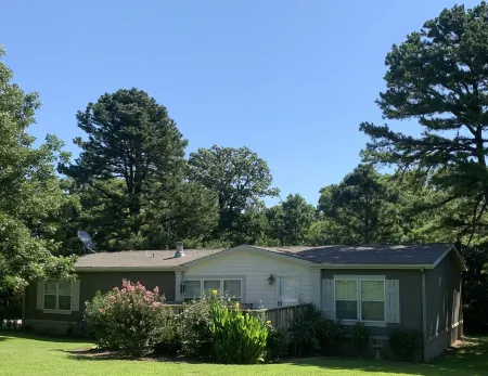 Beautiful, Secluded Country Setting on the Bank of Rock Creek, East of Shawnee. Отели в г. Поттаватоми