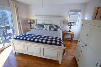 Spacious 5BR w/ epic views, 2 decks, game room, one-step entry, family-friendly!