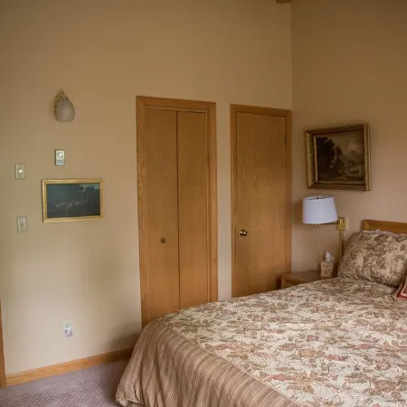 Cozy, Beautifully Furnished Condo 10  Minutes to Ski Resorts