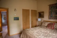 Cozy, Beautifully Furnished Condo 10  Minutes to Ski Resorts