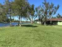 beautiful home on a 3 acre lake with security Hotels in Clewiston