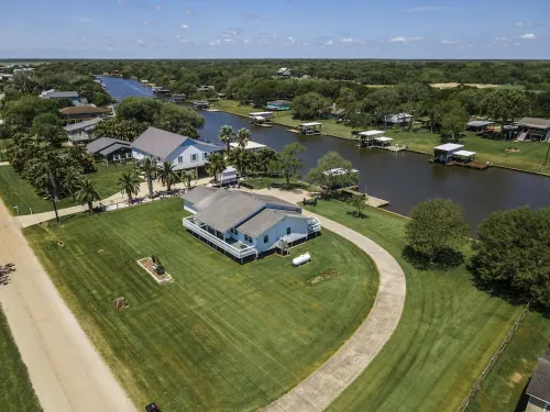 "THE TEXICAN" - Beautiful, Waterfront Home on Caney Creek