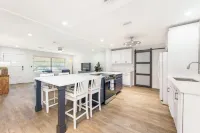 Coastal Cottage 5 minutes to Mercato and Vanderbilt Beach - New Pool + Hot Tub