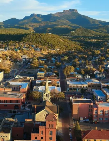 Peaceful, Cozy 2-bedroom apartment in Trinidad with WiFi,  great music.