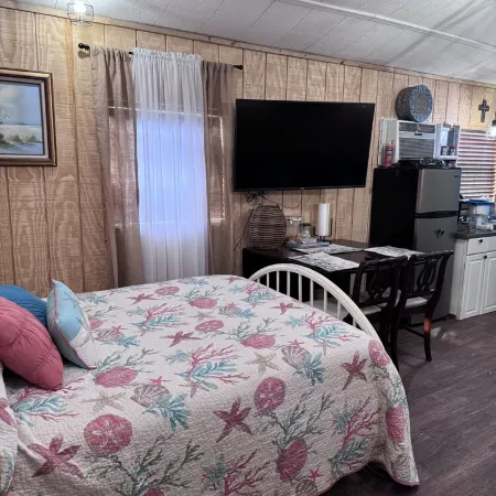 The Hideout<Br>Less Than 5 Minutes from Lake Palestine. Seventy Five a nt.