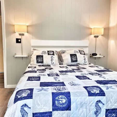 Vintage & Charming Obx Cottage "The Cozy Duck"  4 Bd 2 ba,  500 ft from Beach