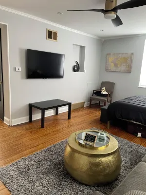 Sunny Evanston Studio: Stylish Decor, Hardwood Floors, Fenced Yard & Parking The Mexican Shop附近的飯店