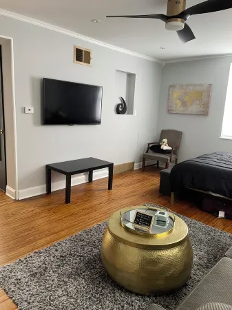 Sunny Evanston Studio: Stylish Decor, Hardwood Floors, Fenced Yard & Parking Отели рядом с достопримечательностью «The Mexican Shop»