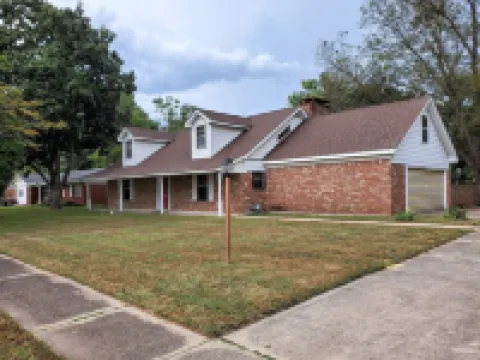 "Abbie's Place: Spacious 4Br Sanctuary with Sunroom and Private Backyard" Hotels in Pine Bluff