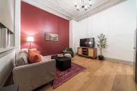 The Scarlet Suite - Luxury 2-bedroom Apartment in Downtown Sedalia