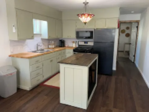 Bison Hall 5, No cleaning fee, Near Harding