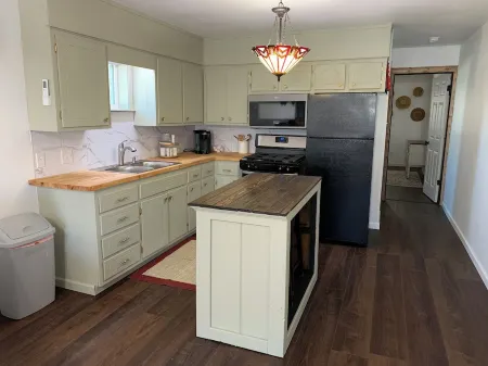 Bison Hall 5, No cleaning fee, Near Harding