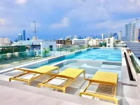 The Quarter Onnut by UHG - Rooftop Pools