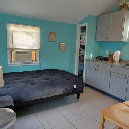Newly renovated studio bungalow six minutes walking distance from the DE Bay