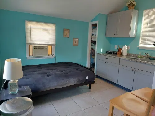 Newly renovated studio bungalow six minutes walking distance from the DE Bay
