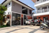 RedDoorz @ Gunungsari Surabaya 2 Hotel di Kecamatan Jambangan