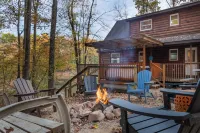 Lakeside Cabin: Private Dock - Canoe & Kayaks - HotTub -PetFriendly -Arcade Game Hotels in Wolfe County