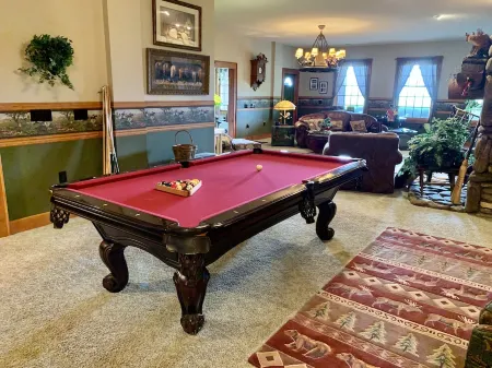 TN Mountain Lodge: sleeps 22+ lake, hikes, hot tub, Sauna