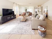6 Beds/4 Rooms / 2 mt Freeway