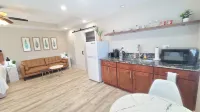 Cozy and Modern Style Studio with King Size Bed Free Laundry in HPP